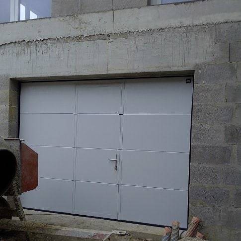 porte de garage sectionnelle motorisée avec portillon