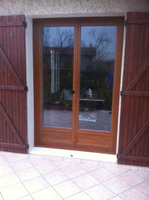 Porte fenêtre en pvc chêne doré à Lucenay