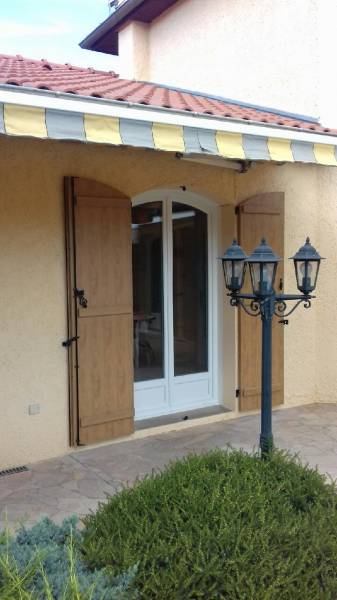 Installation de volets battants en aluminium cintrés à Massieux