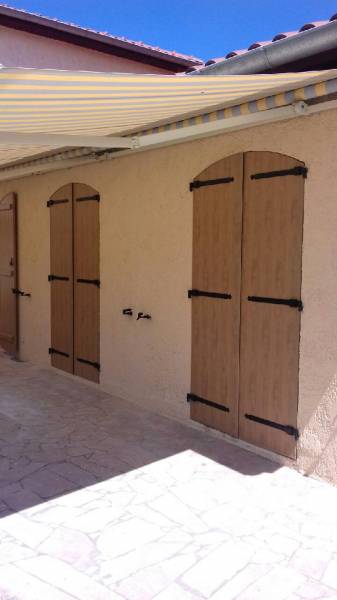 Volets battants aluminium isolés cintrés coloris chêne irlandais à Anse