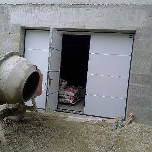 porte de garage sectionnelle motorisée avec portillon