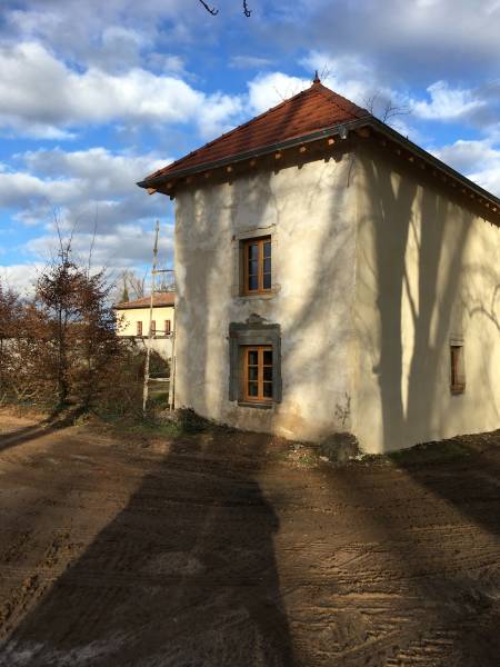 Rénovation d'un bâtiment avec des fenêtres en bois à Arnas