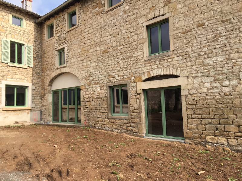 Travaux de rénovation de fenêtres bois peintes en vert à Lucenay