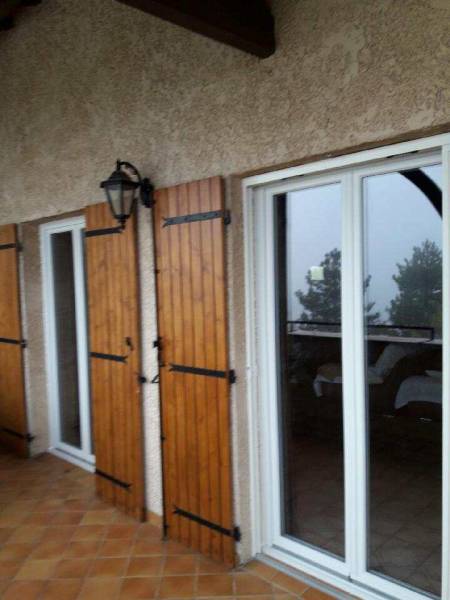 Pose d'une porte fenêtre pvc blanc à Lozanne