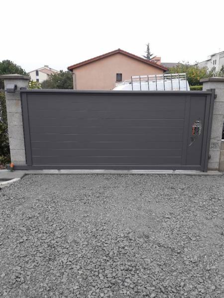 Portail en aluminium coulissant avec décors découpé au laser à Gleizé