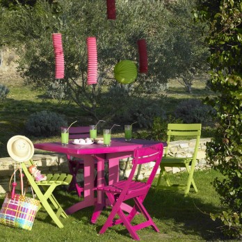 Salon de jardin coloré à Anse