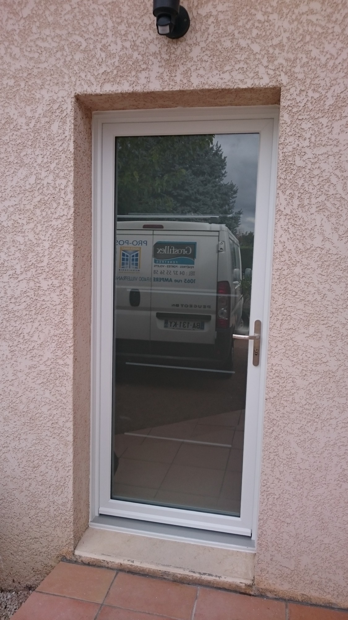 Porte d'entrée pvc grand vitrage vue extérieure