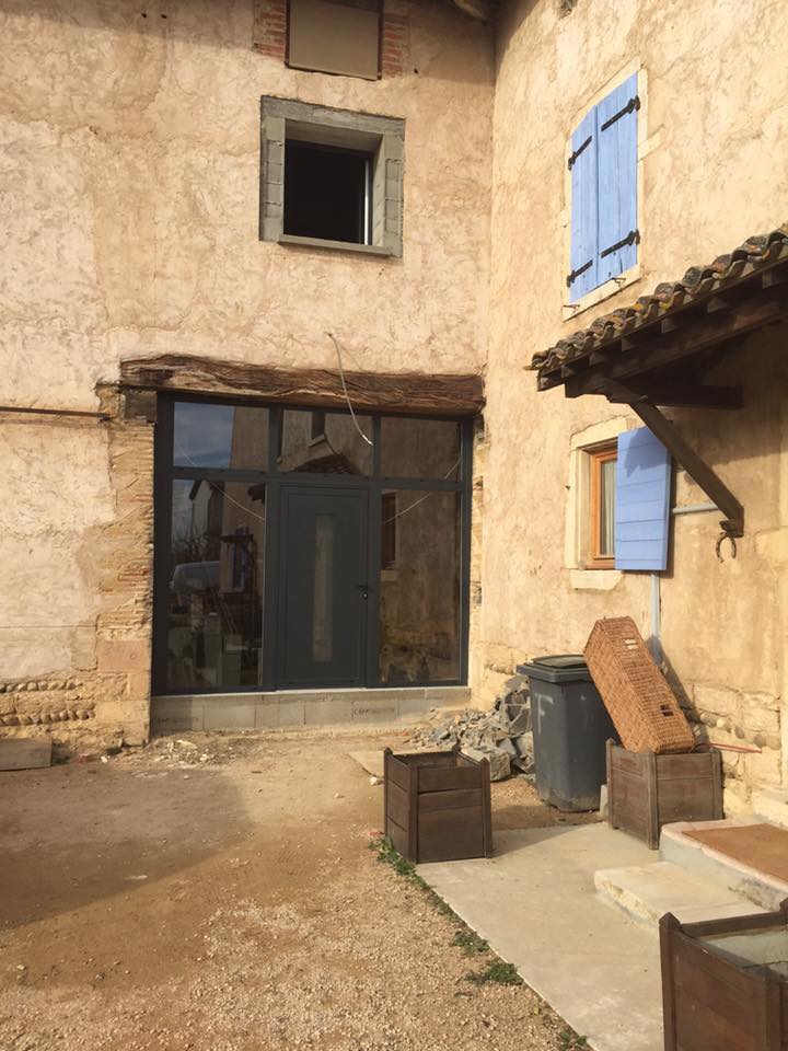 Porte d'entrée et châssis fixes