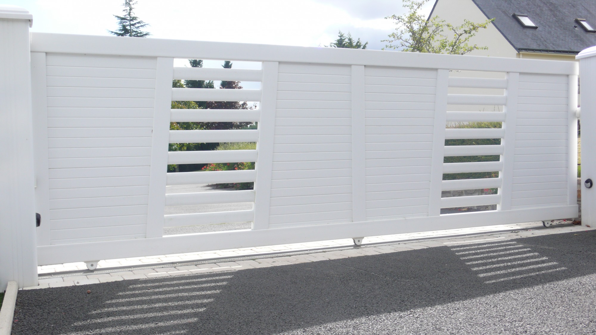 Portail pvc coulissant semi ajouré