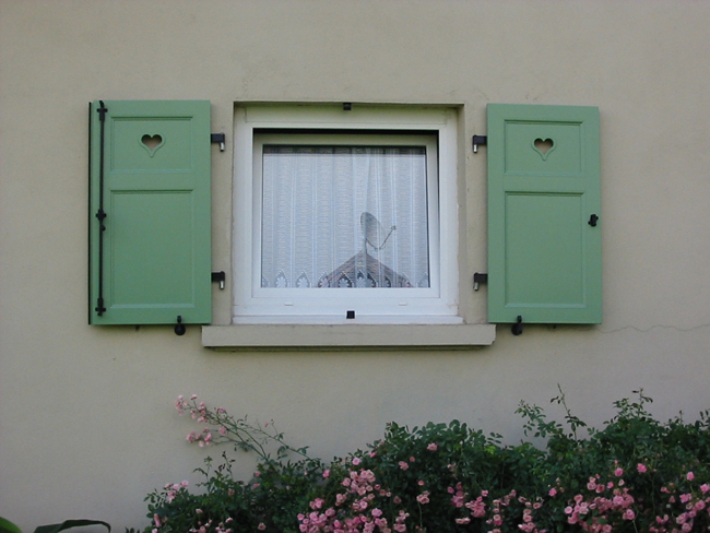 Volet battant aluminium extrudé avec motif découpé