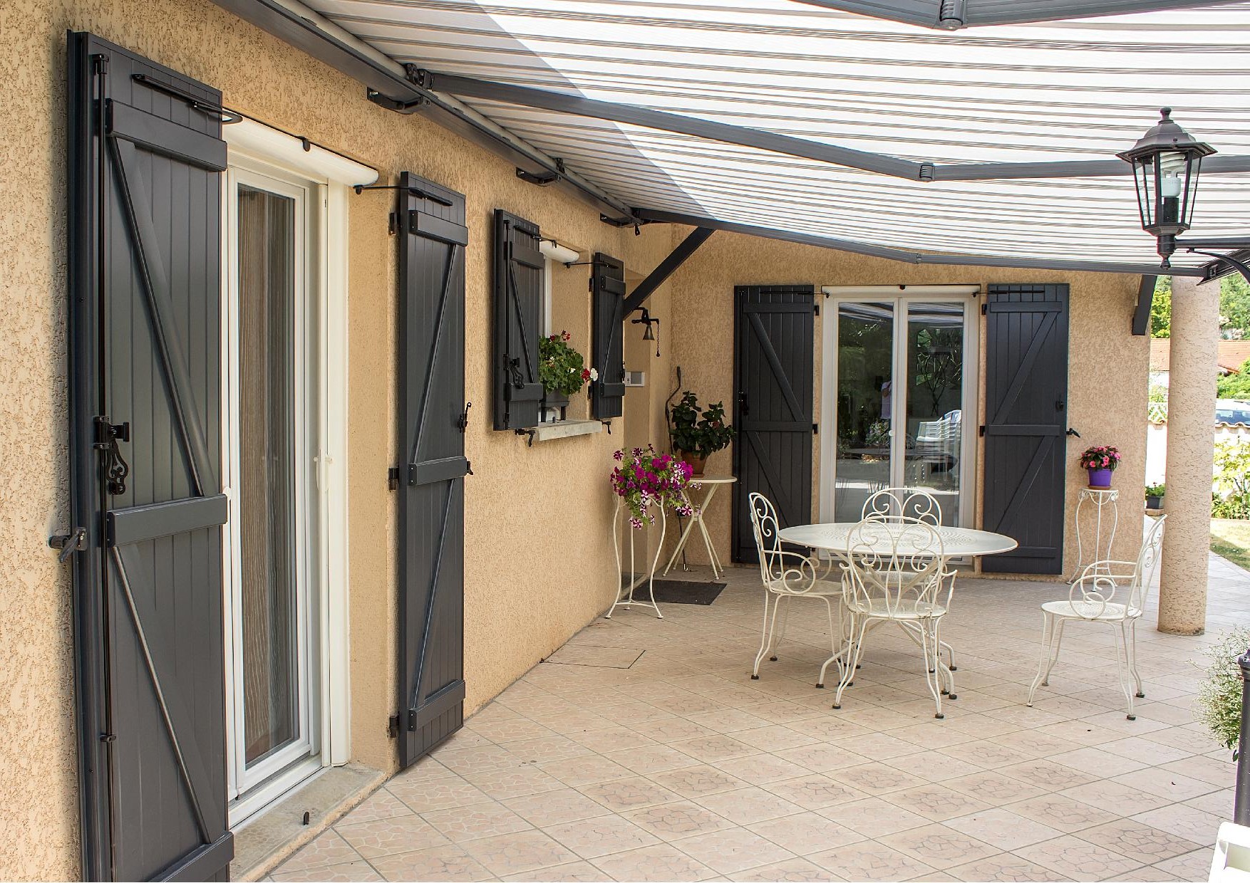 Volets battants aluminium gris anthracite - Motorisation avec carter blanc