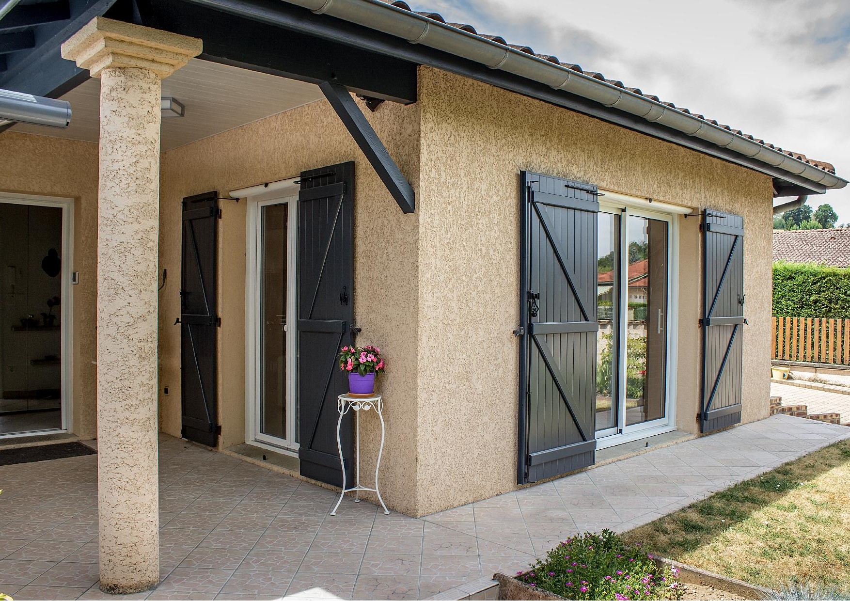 Volets battants aluminium gris anthracite - Motorisation avec carter blanc